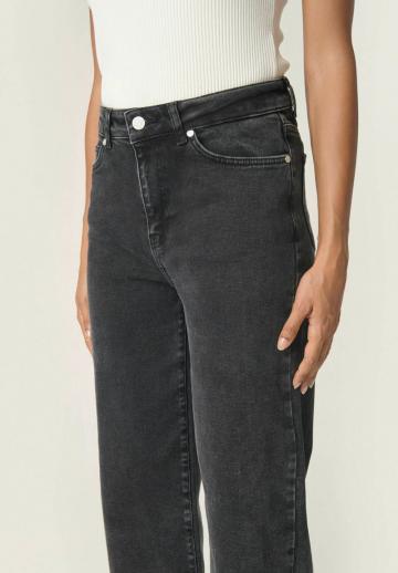 Клешеные джинсы