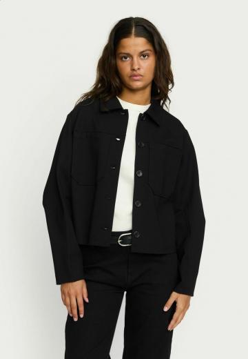 Куртка с накладнымит карманами