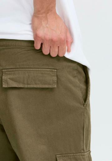 Брюки с накладными карманами