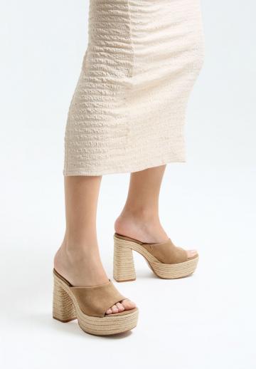 Босоножки на каблуке