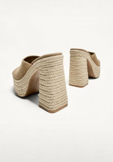 Босоножки на каблуке