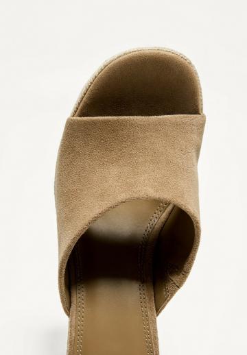 Босоножки на каблуке