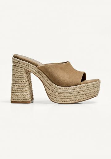 Босоножки на каблуке