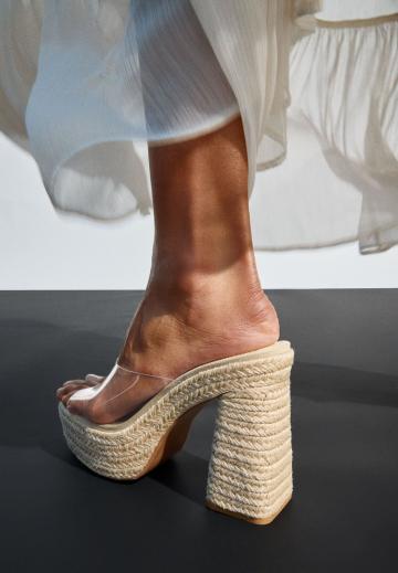 Босоножки на каблуке