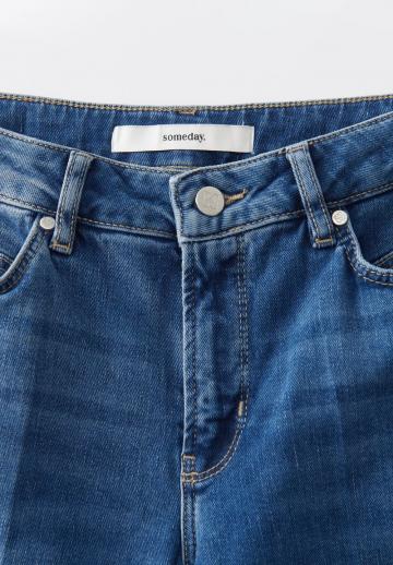 Прямые джинсы