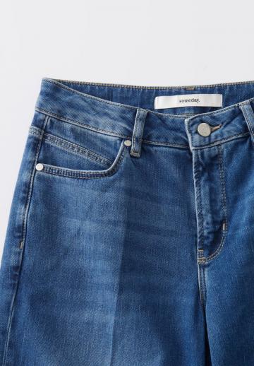 Прямые джинсы