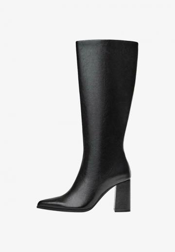 Высокие сапоги