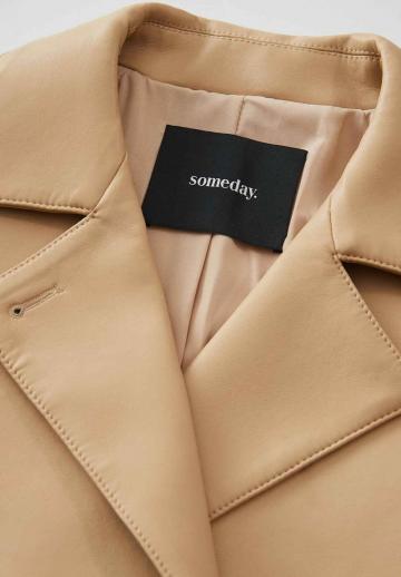 Пальто из искусственной кожи