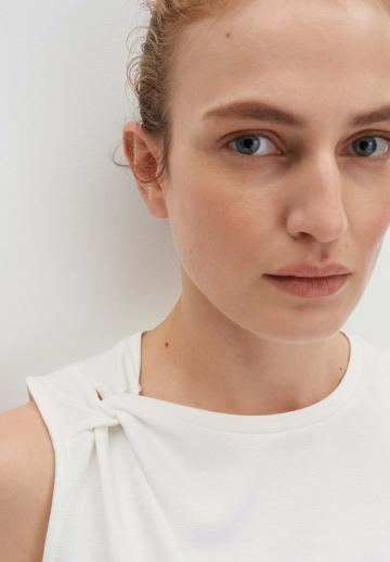 Блузка без рукавов