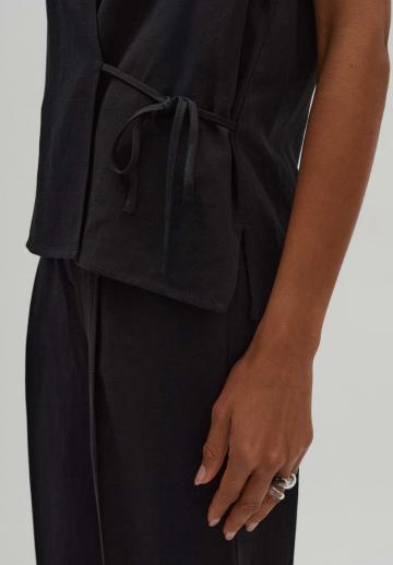 Блузка без рукавов