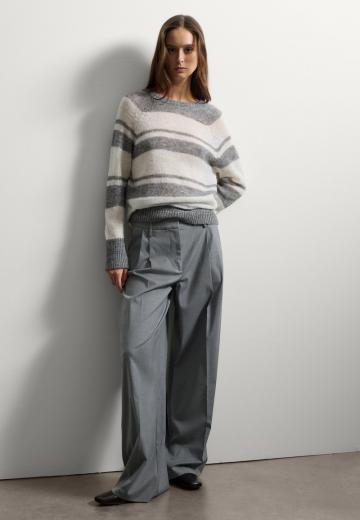 Пуловер в полоску