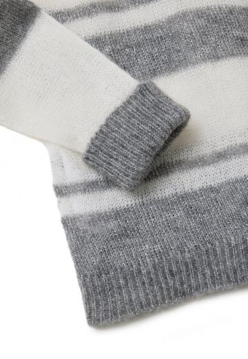 Пуловер в полоску