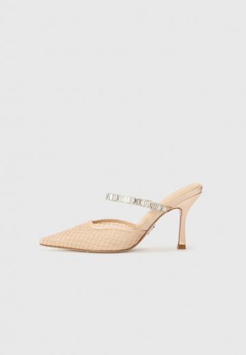 Босоножки на каблуке