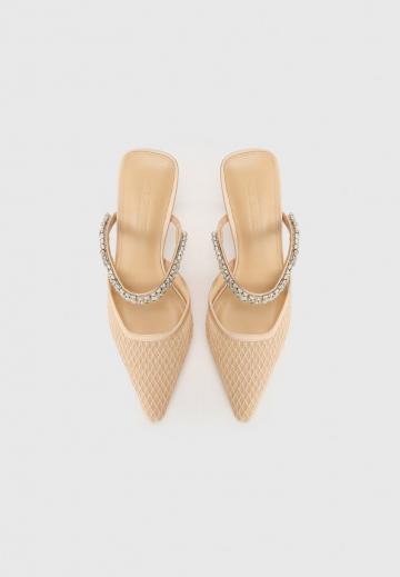 Босоножки на каблуке