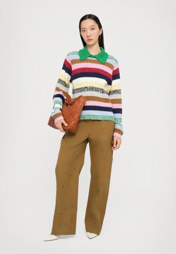 Пуловер в полоску