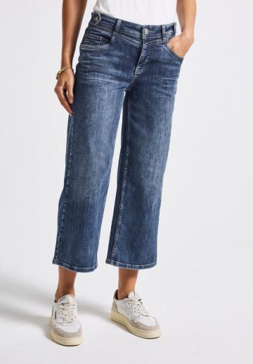 Короткие джинсы