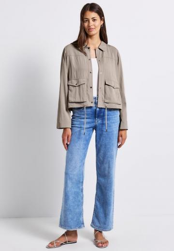 Куртка с накладнымит карманами