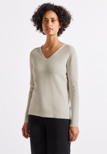 Пуловер с вырезом V