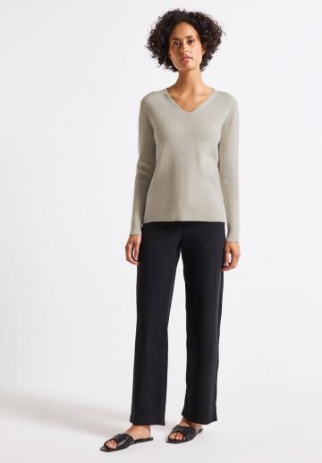 Пуловер с вырезом V