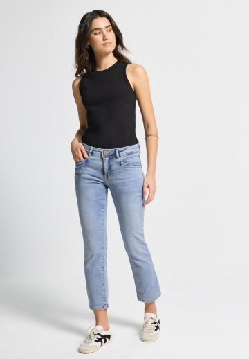 Короткие джинсы