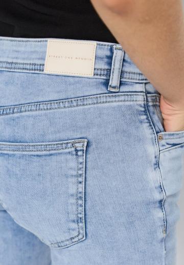 Короткие джинсы