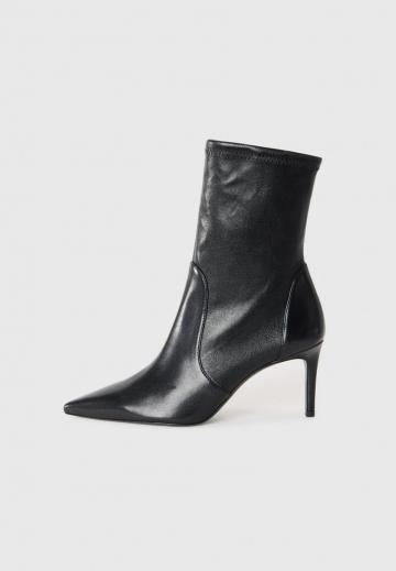 Высокие сапоги