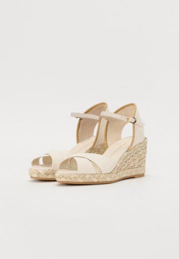 Босоножки на танкетке