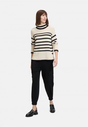 Пуловер в полоску