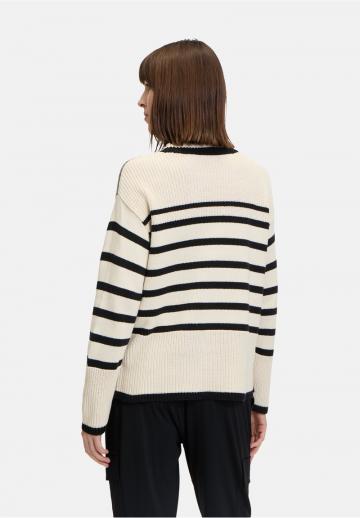 Пуловер в полоску