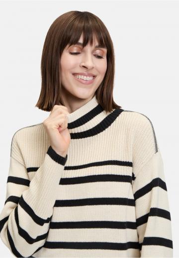 Пуловер в полоску