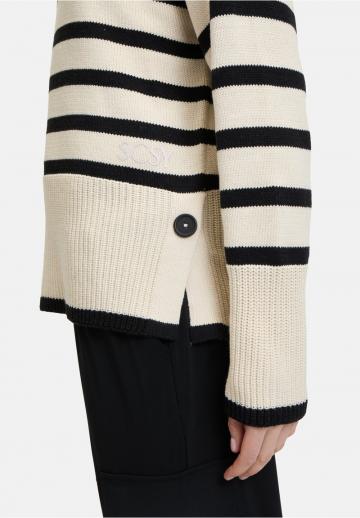 Пуловер в полоску