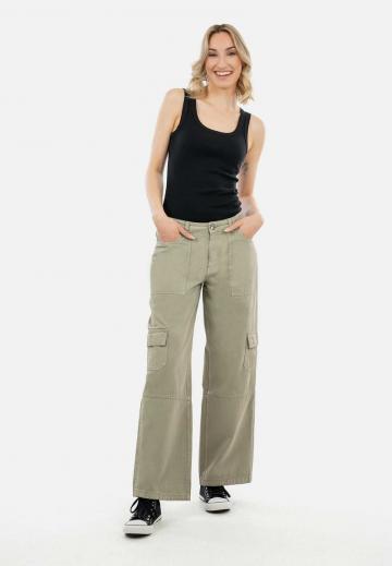 Брюки с накладными карманами