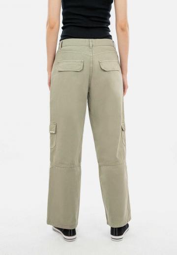 Брюки с накладными карманами