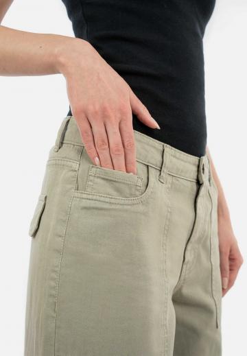 Брюки с накладными карманами