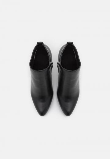 Высокие сапоги