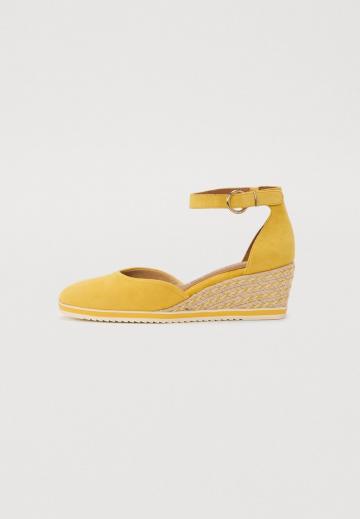 Босоножки на танкетке