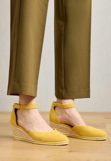 Босоножки на танкетке