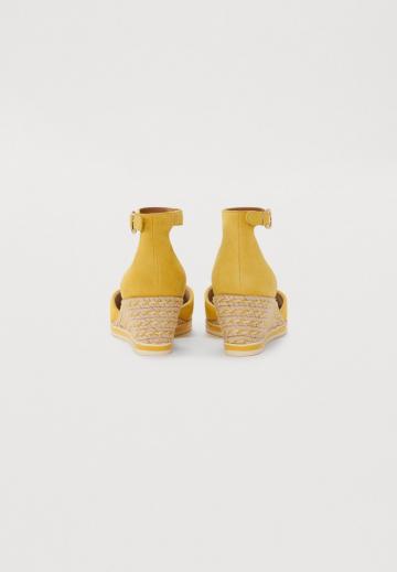 Босоножки на танкетке