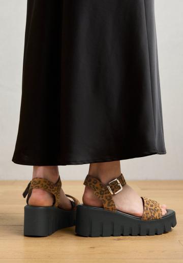 Босоножки на танкетке