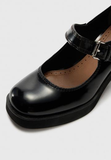 Туфли с высоким носом