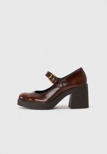 Туфли с высоким носом