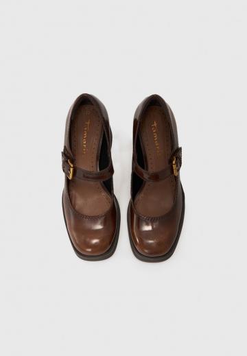 Туфли с высоким носом