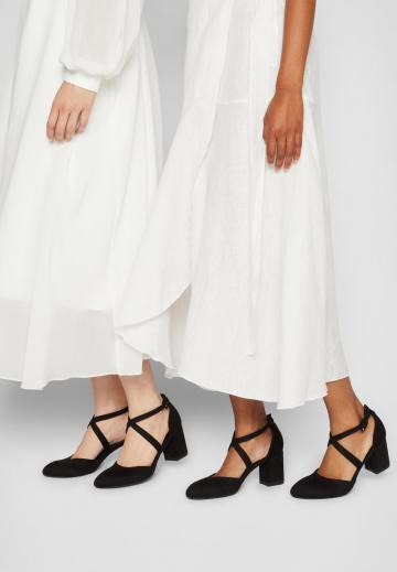 Туфли с высоким носом