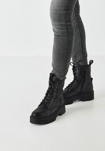 Ботинки на шнуровке