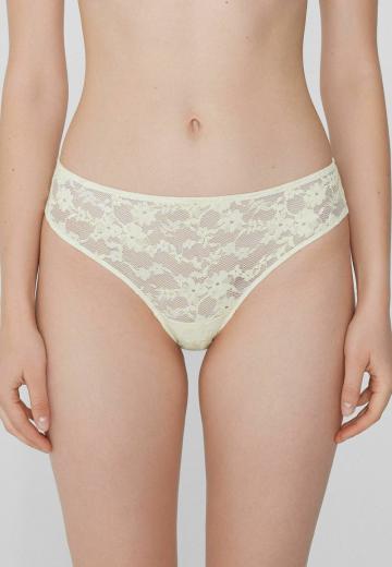 Трусы на бедрах