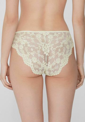 Трусы на бедрах