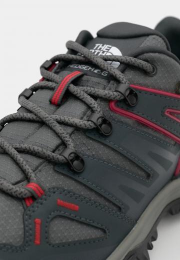 Походные кроссовки