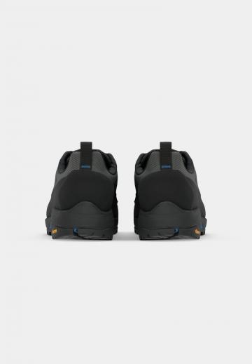 Походные кроссовки