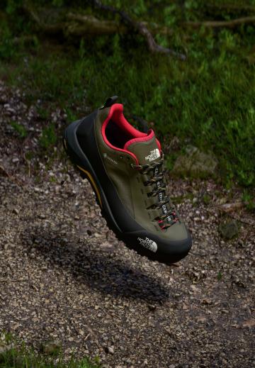 Походные кроссовки