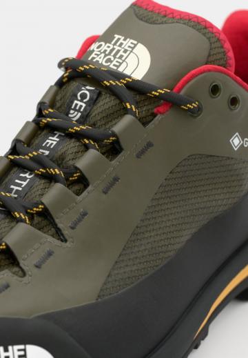 Походные кроссовки